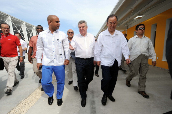 Thomas Bach alongside Haitian Prime Minister Laurent Lamothe and UN secretary general Ban Ki-moon ahead of the unveiling of the Centre today ©AFP/Getty Images
