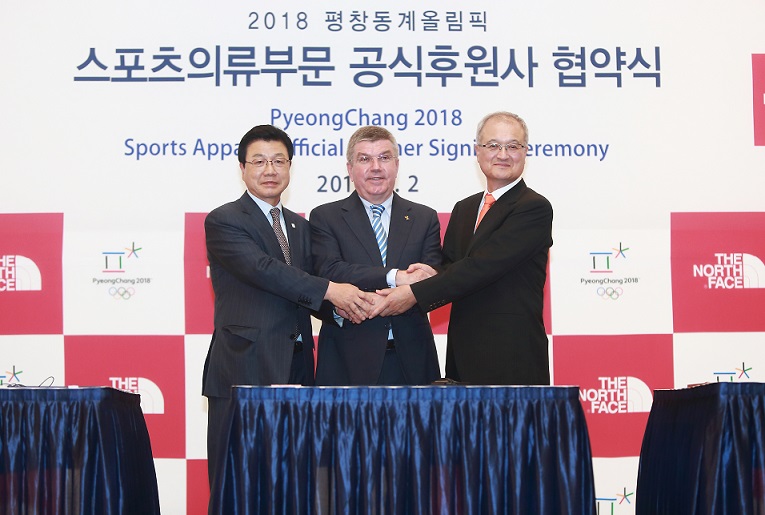 Pyeongchang 2018 President and chief Jin sun Kim, IOC chief Thomas Bach and Youngone Outdoor chief executive Sung Ki-hak celebrate the deal to make the North Face an official partner of the first-ever Winter Olympics and Paralympics in South Korea ©Pyeongchang 2018