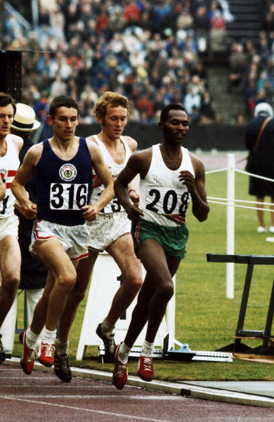 Ian Stewart en route to a famous victory in the Scottish shirt at the 1970 Edinburgh Commonwealth Games, where he defeated a field which included Kenya's then Olympic 1500m champion Kip Keino (right) ©Getty Images
