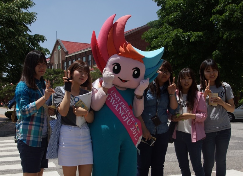 Nuribi visited Chonnam National University and posed with the students ©Gwangju 2015