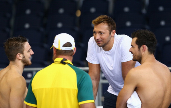 Former Australian swimmer Ian Thorpe speaks to D'Orsogna, coach Chris Mooney and Christian Sprenger during a training session for Australia's swimmers at the Tollcross International Swimming Centre ©Getty Images