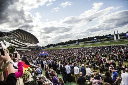 Air racing is a huge draw for spectators, as the action at Ascot proved ©Red Bull