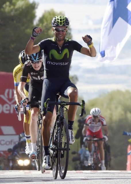 Alejandre Valverde celebrates regaining the Vuelta lead as he holds off rivals Chris Froome and Alberto Contador ©AFP/Getty Images