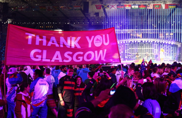 Athletes from England holding up a Thank you Glasgow banner ©Getty Images