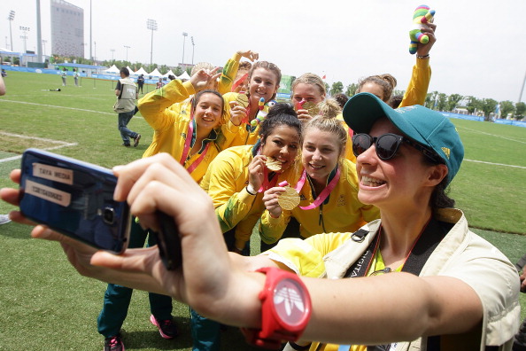 Australia's women's rugby sevens team posed for a selfie after winning Youth Olympic gold ©Getty Images