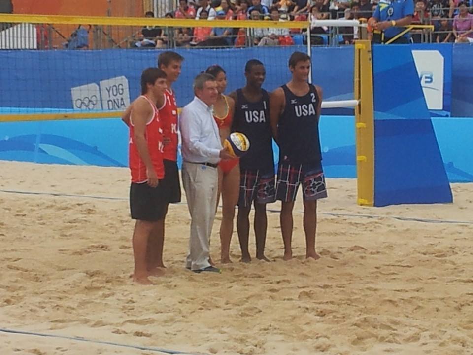 Thomas Bach posed with countless athletes, including these beach volleyball players from Poland and the US ©ITG