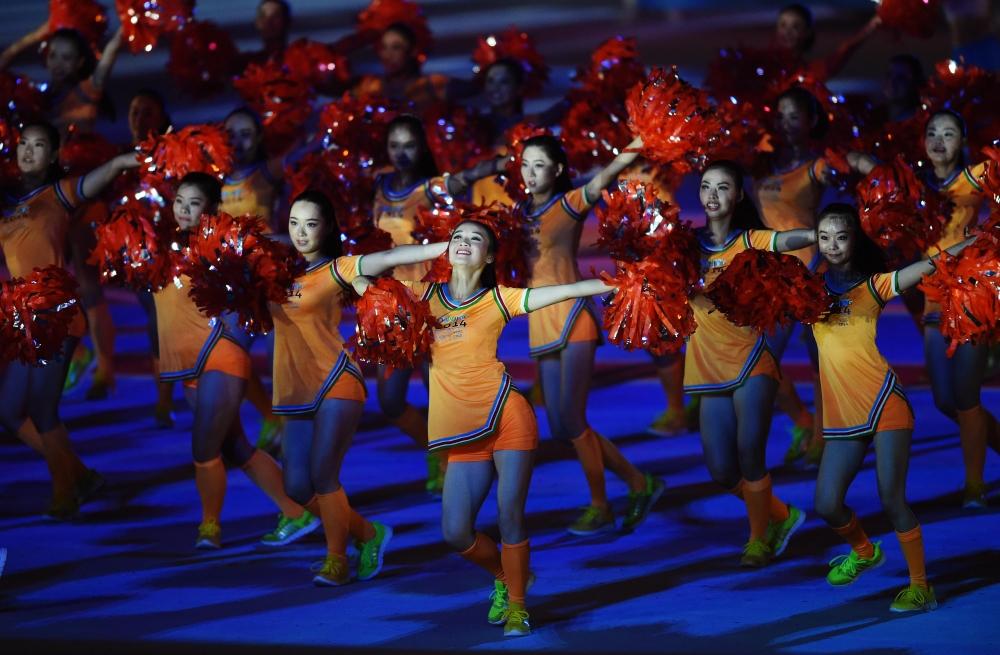 Cheerleading Nanjing-style helped celebrate the end of the Games ©Nanjing 2014