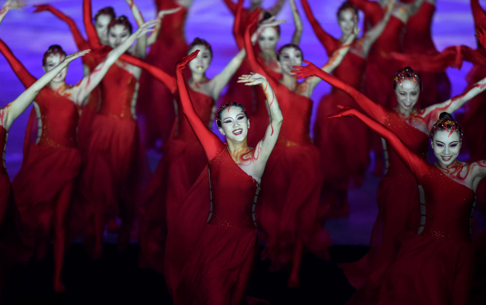 A dance performance entertained the crowd at the Nanjing Olympic Sports Centre ©Nanjing 2014