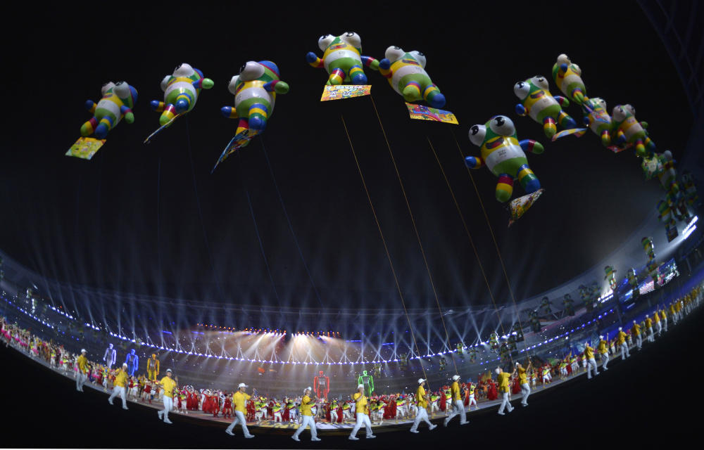 Flying high - Games mascot Nanjinglele has a head for heights ©Nanjing 2014