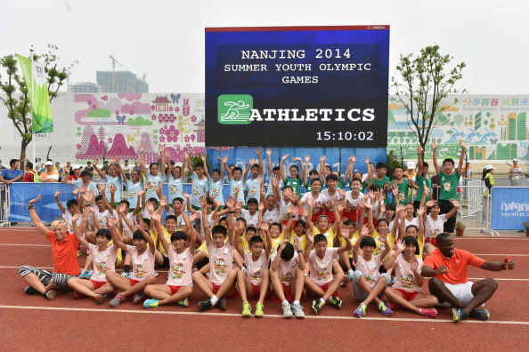 Former high jumper Kajsa Bergqvist and world long jump champion Dwight Phillips met a group of children during the IAAF Kids Athletics Programme at Nanjing 2014 ©CFP/Getty Images for IAAF
