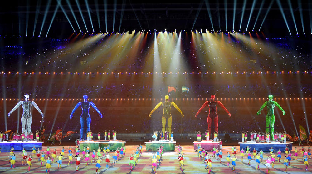 Giant figures in the colours of the Olympics rings dominated the centre of the arena ©Nanjing 2014