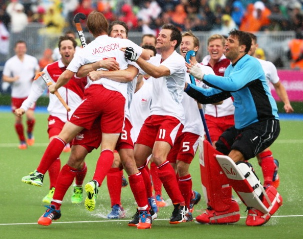 Ashley Jackson is mobbed by England team mates after scoring the cruicial penalty to win bronze in Glasgow ©Getty Images 