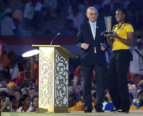 Jamaica's Trecia Smith receiving David Dixon award from then CGF President Mike Fennell at Delhi 2010 ©Getty Images