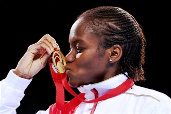 Nicola Adams kisses her medal afer becoming the first ever women's Commonwealth Games boxing champion ©Getty Images 