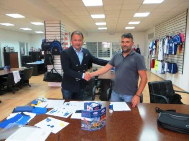 OKBH secretary general Said Fazlagić (left) shakes hands on the new deal with NAAI director Predrag Dmitrović ©OKBH