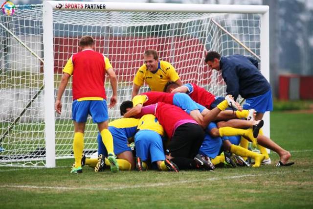 The Ukrainian players celebrate a second successive European title in Maia ©CPISRA