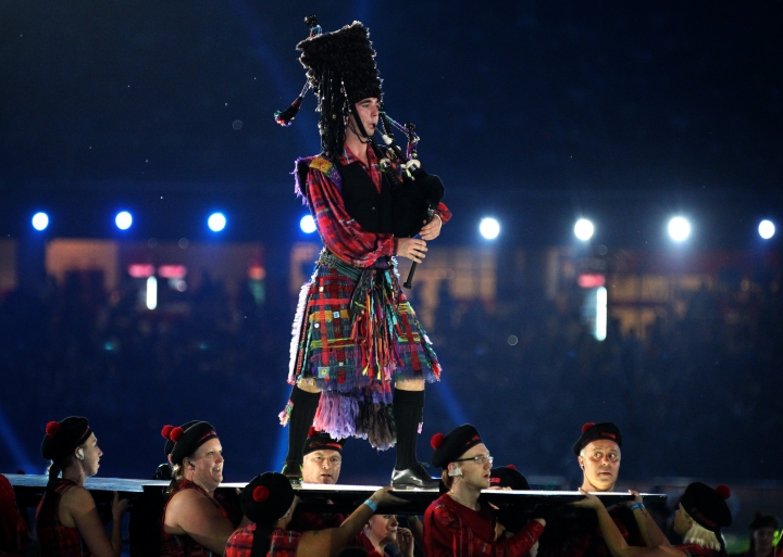 Glasgow's handover for the 2014 Commonwealth Games in New Delhi featured a piper and the Armadillo ©Glasgow 2014
