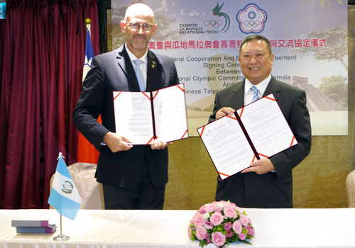 Guatemalan Olympic Committee President Gerardo Rene Aguirre Oestmann and his Chinese Taipei counterpart Hong-Dow Lin have have signed the four-year agreement ©OCA