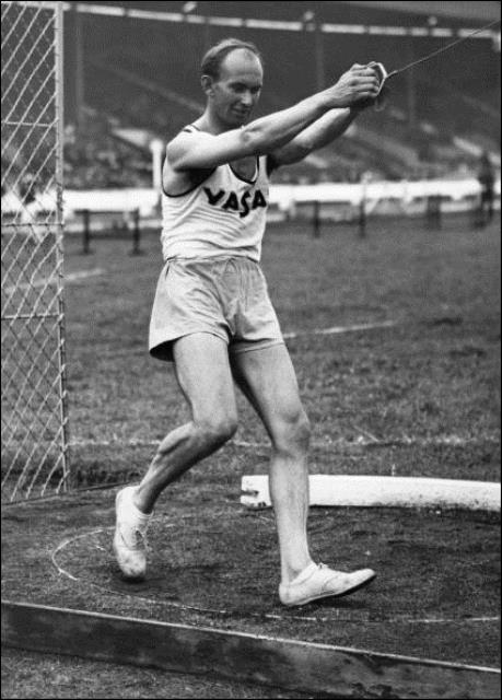 Imre Németh throwing for hammer gold at the London Olympic Games in 1948 ©AFP/Getty Images