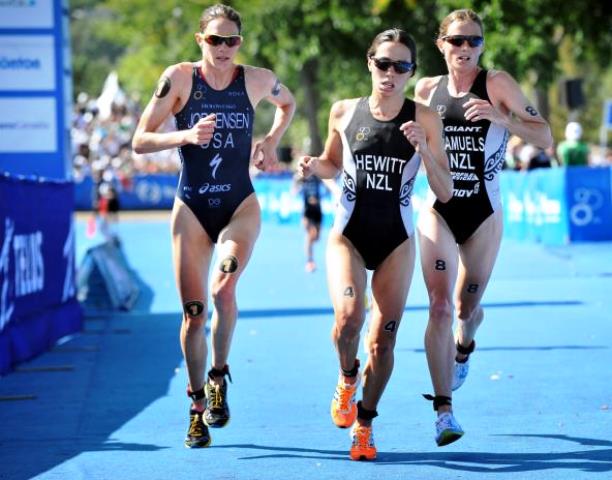 Gwen Jorgensen reeled in the New Zealand duo of Andrea Hewitt and Nicky Samuels on the 10km run ©ITU