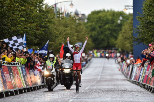 Lizzie Armistead crossed the line first to win the women's road race ©AFP/Getty Images