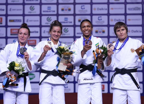 Majlinda Kelmendi (second left) after receiving her second World Championships gold medal from International Judo Federation President Marius Vizer ©IJF