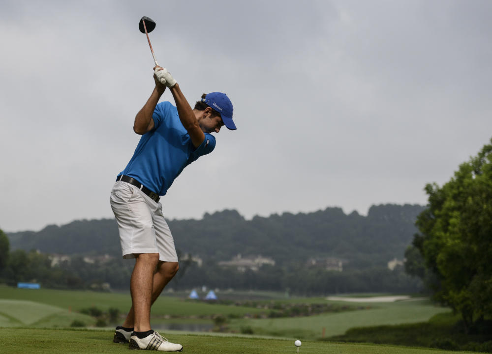 Marcos Cabarcos of Panama teeing off in the first Olympic golf competition in 110 years ©Nanjing 2014