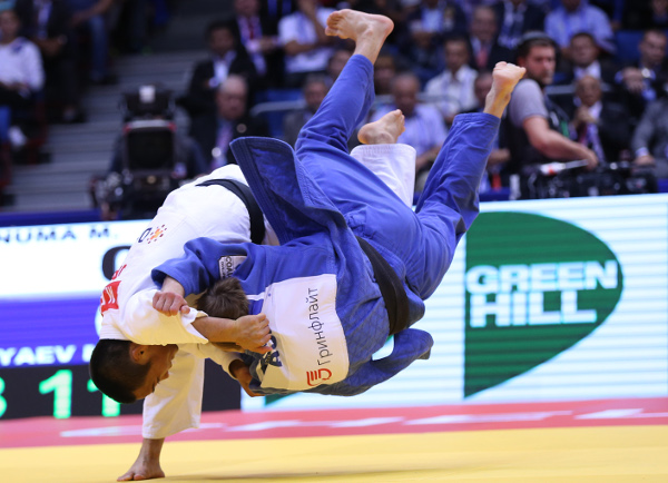 Masashi Ebinuma became only the third Japanese judoka to win three world titles when he beat Russia's Mikhail Pulyaev in the final of the under-66kg category ©IJF
