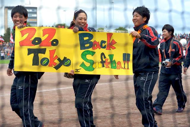 Members of the Japanese team display their support for softball's return to the Olympic programme ©WBSC