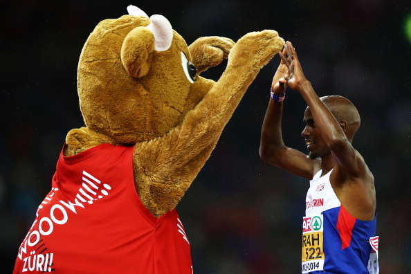 Mo Farah celebrates with a cow after winning European 10,000m gold ©Getty Images