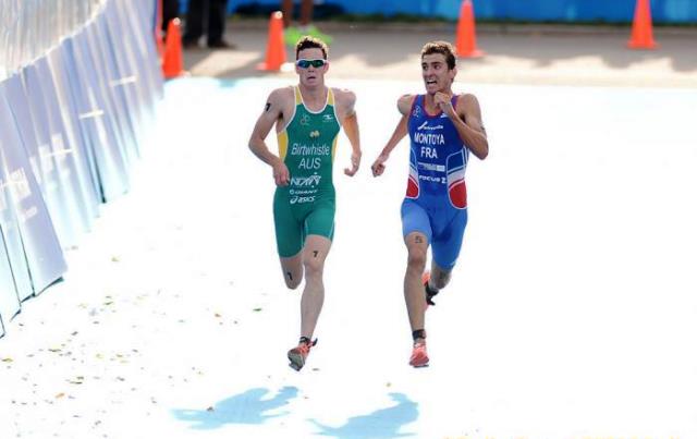 Montoya sprints to the line just ahead of Australian Birtwhistle to claim the junior world title ©ITU/Delly Carr