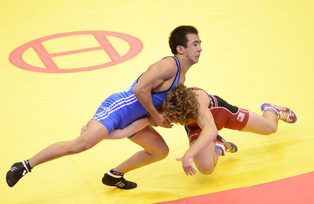 Mukhambet Kuatbek (blue) of Kazakhstan beat Daton Fix of the United States to gold in the men's freestyle under 54kg ©Nanjing 2014