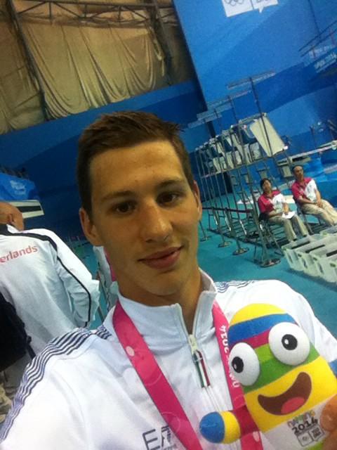 Nicolangelo di Fabio takes a post gold medal selfie ©Twitter