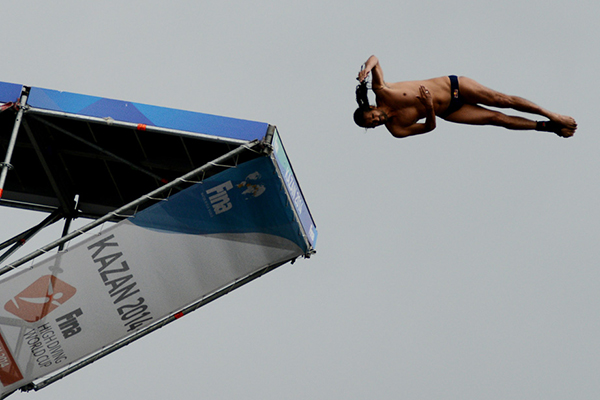 Orlando Duque of Colombia en route to winning the inaugural title at the FINA High Diving World Cup ©Kazan 2015