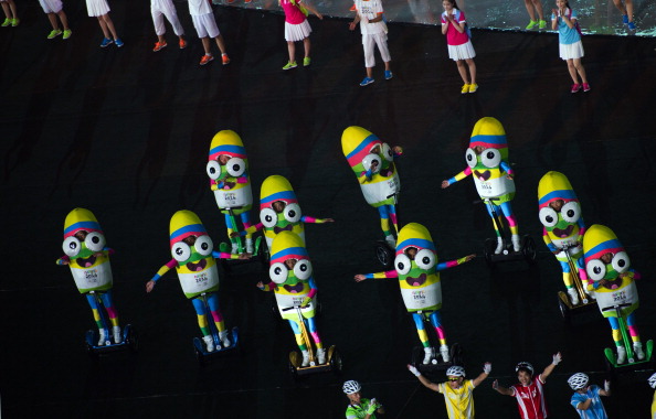 Performers dressed as mascot NANJINGLELE ©AFP/Getty Images