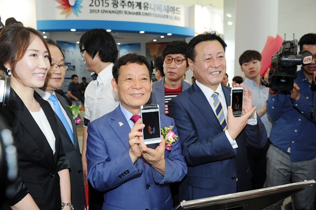 pGwangju Mayor Yoon Jang-hyun (left) and chairman of Gwangju City Council, Cho Young-pyo at the opening of the Promotional Centre ©Gwangju 2015