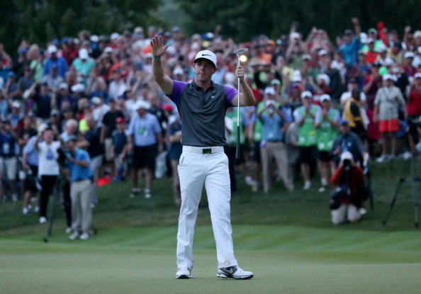 Rory McIlroy celebrates in fading light on the 18th green ©Getty Images