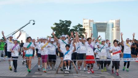 The 800 participants in the relay arriving at the finish line in Tokyo ©Tokyo 2020/Shugo Takemi