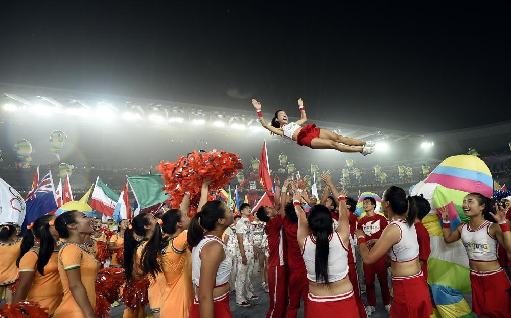 The performers had a bit of fun after the curtain closed on the Ceremony ©Nanjing 2014