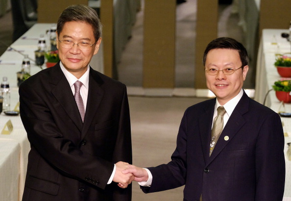 Zhang Zhijun (left) and Wang Yu-Chi during a second meeting in Taiwan in June ©AFP/Getty Images