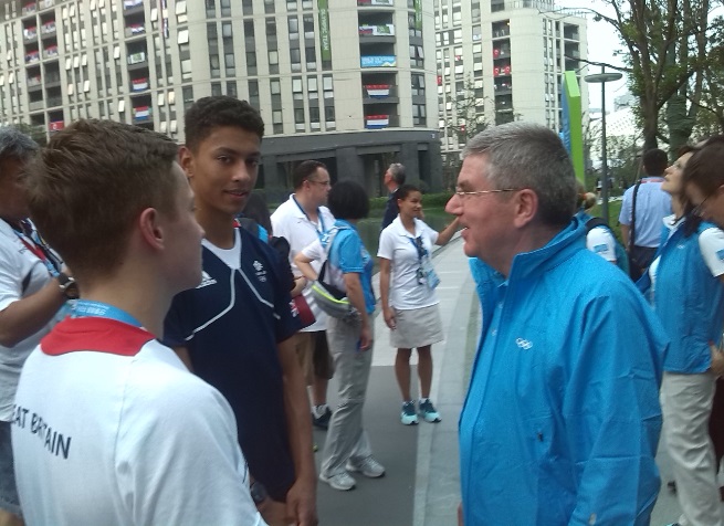Thomas Bach met young athletes during his tour around the Youth Olympic Village ©ITG