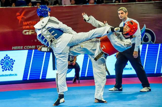Yun Fei Guo (left) caused an upset in Astana by overcoming Swede Elin Johansson in their gold medal match ©WTF