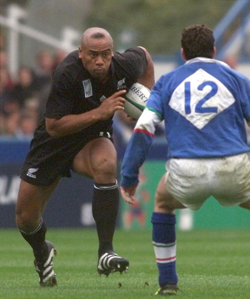 Stress levels rising - Italy's Sandro Ceppolino faces the oncoming Lomu during his side's 101-3 defeat in the first round of the 1999 Rugby World Cup ©AFP/Getty Images