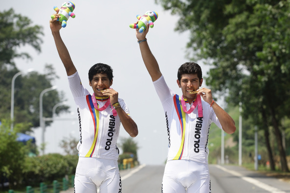 Brandon Smith Rivera Vargas (left) and John Andreson Rodriguez Salazar of Colombia won gold in the men's cycling team event ©Getty Images