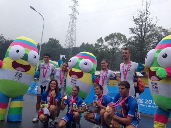 Czech Republic and Italy sportingly celebrate together following their thrilling cycling dual ©Nanjing 2014