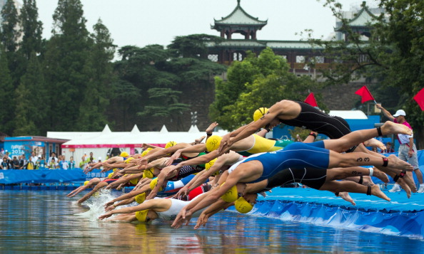 Diving in for the start of the men's triathlon ©AFP/Getty Images