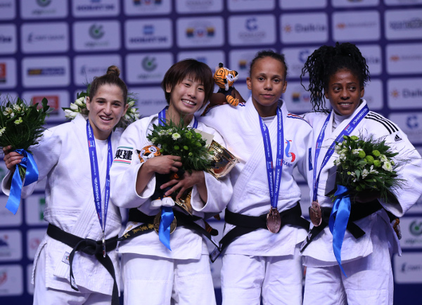 Japan's women's under 48kg champion Ami Kondo (second left) joins her fellow medallists, including Argentina's Paula Pareto (far left), who she beat in the final, in celebrating their success at the World Judo Championships in Chelyabinsk ©IJF