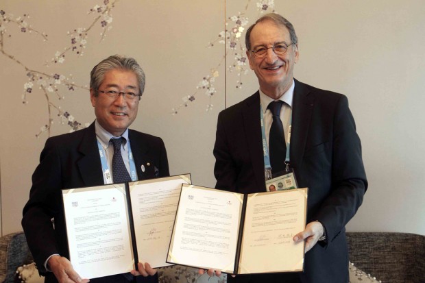 Japanese Olympic Committee and French Olympic Committee Presidents Tsunekazu Takeda and Denis Masseglia have signed an agreement for the two organisations to work together ©CNOSF
