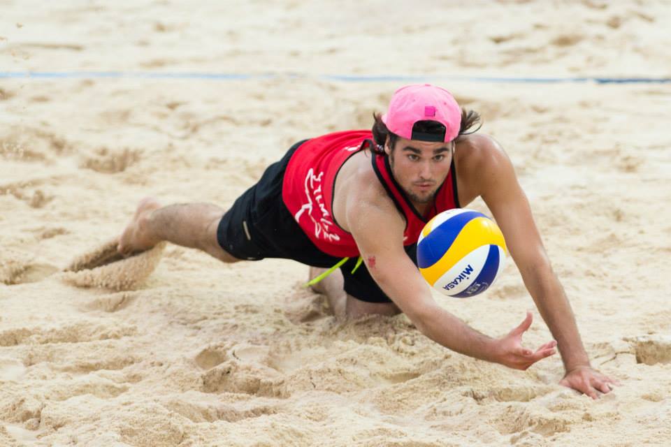 Jake MacNeil of Canada performs a dig ©FIVB