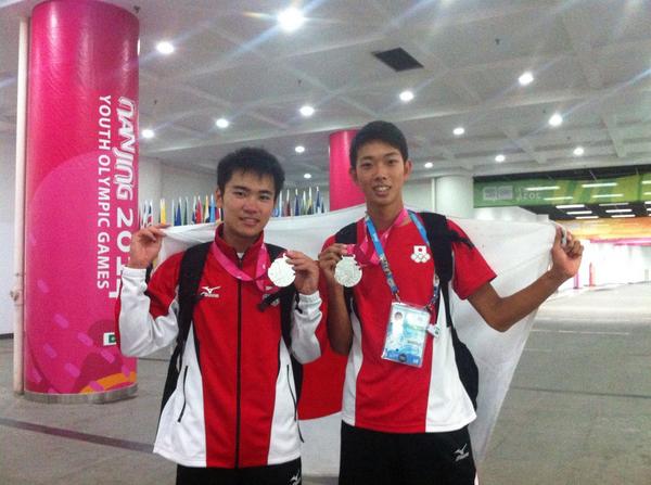 Japan's Kenta Oshima and Yuji Hiramatsu celebrate their 100m and high jump silvers from this evening ©Twitter